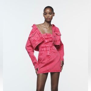 Straight neck mini dress with five pockets. Front zip and metal button closure